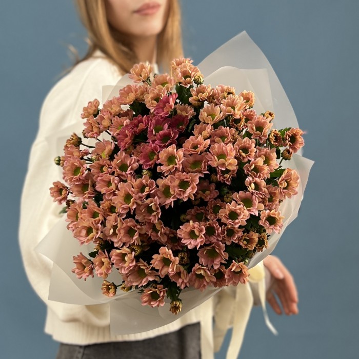 Букет из 11 лососевых хризантем Сантини